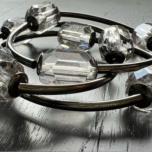 Vera Wang Clear Sparkly Beads and Dark Gunmetal Aluminum Band Stretchy Bracelet - Picture 2 of 5